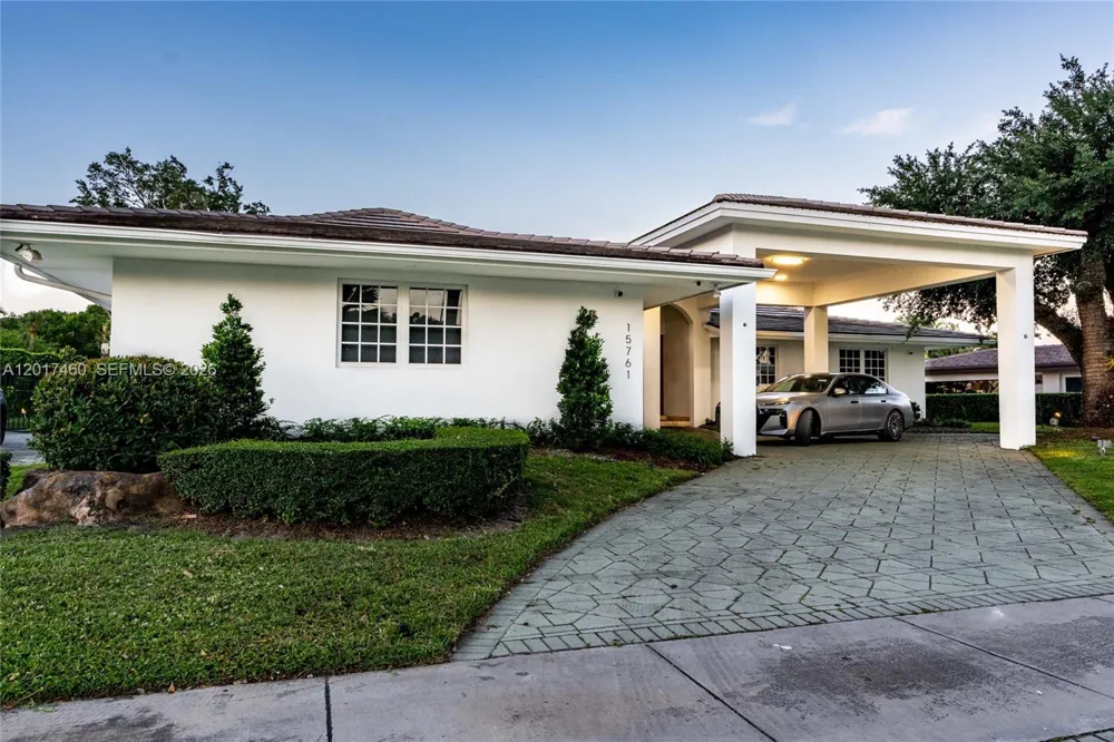 15761 Turnberry Dr Miami Lakes, FL 33014