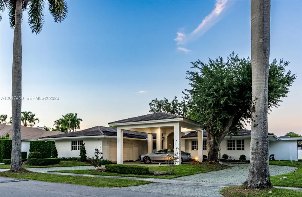 15761 Turnberry Dr Miami Lakes, FL 33014