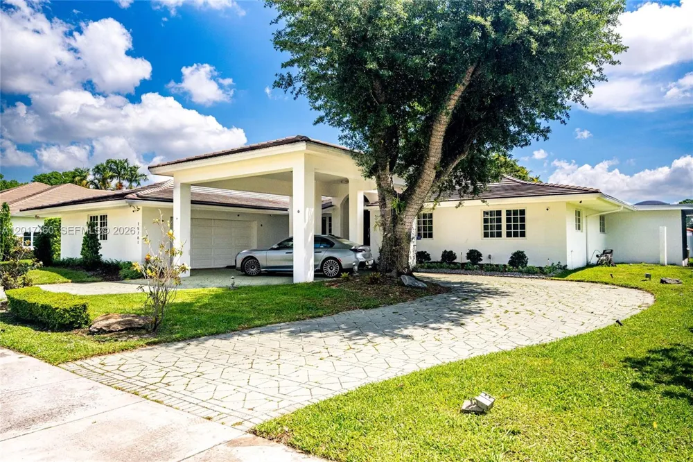15761 Turnberry Dr Miami Lakes, FL 33014