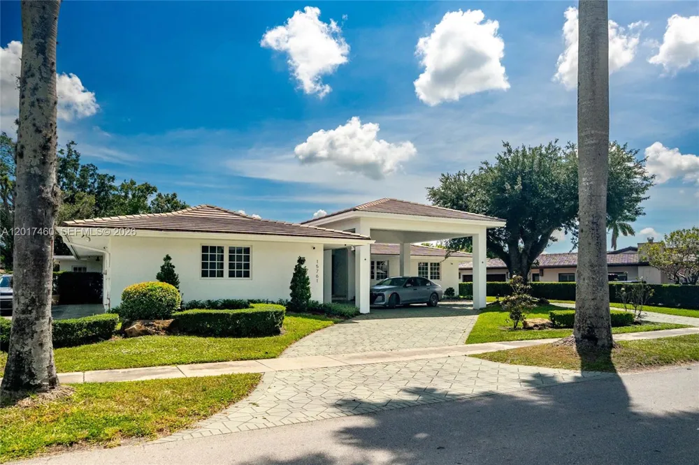 15761 Turnberry Dr Miami Lakes, FL 33014