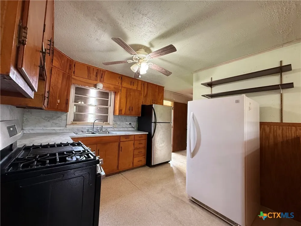 105 Sanders Street Palacios, TX 77465