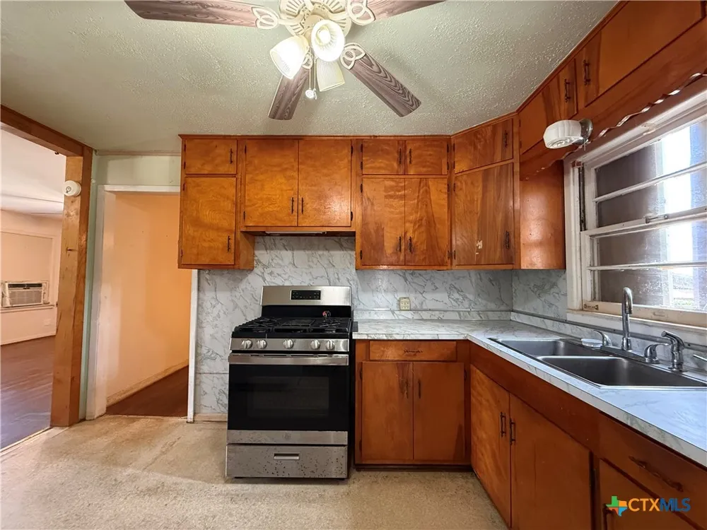 105 Sanders Street Palacios, TX 77465