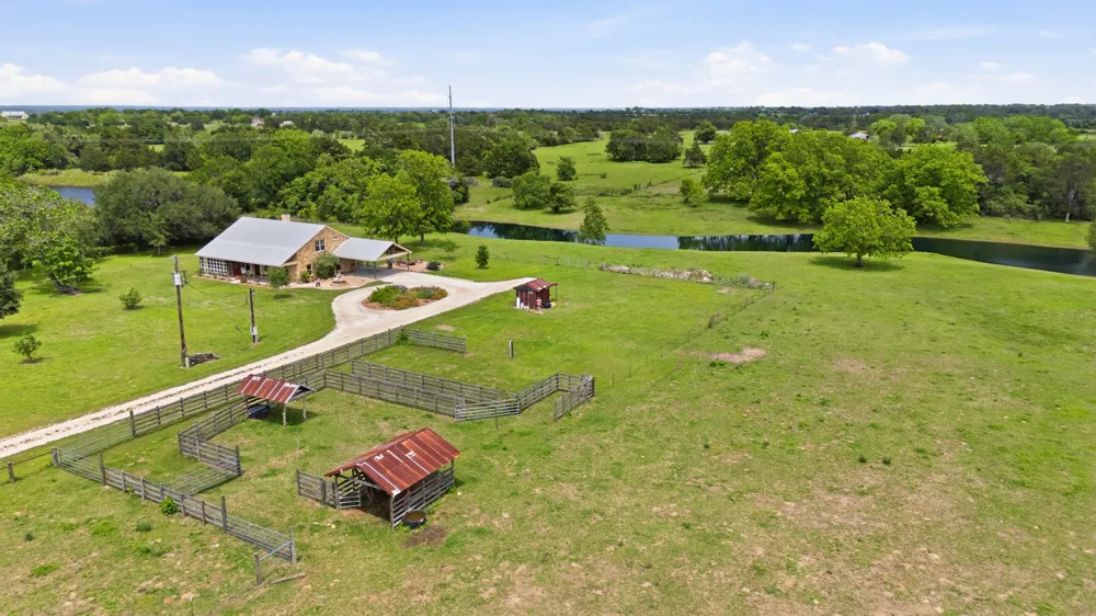 7835 Berger Road Schulenburg, TX 78956