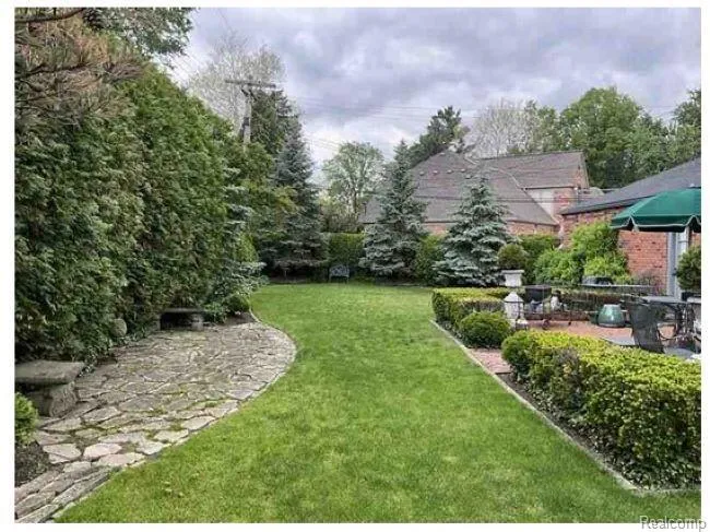 491 Colonial Road Grosse Pointe Woods City, MI 48236
