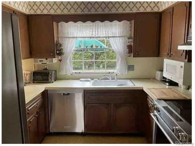 491 Colonial Road Grosse Pointe Woods City, MI 48236