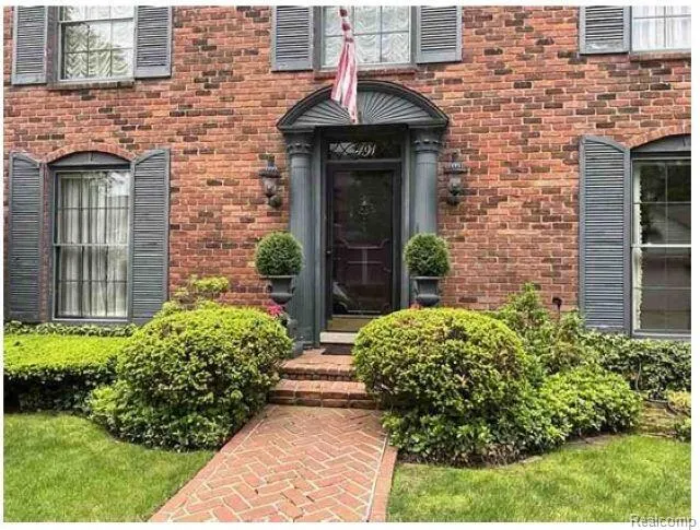 491 Colonial Road Grosse Pointe Woods City, MI 48236