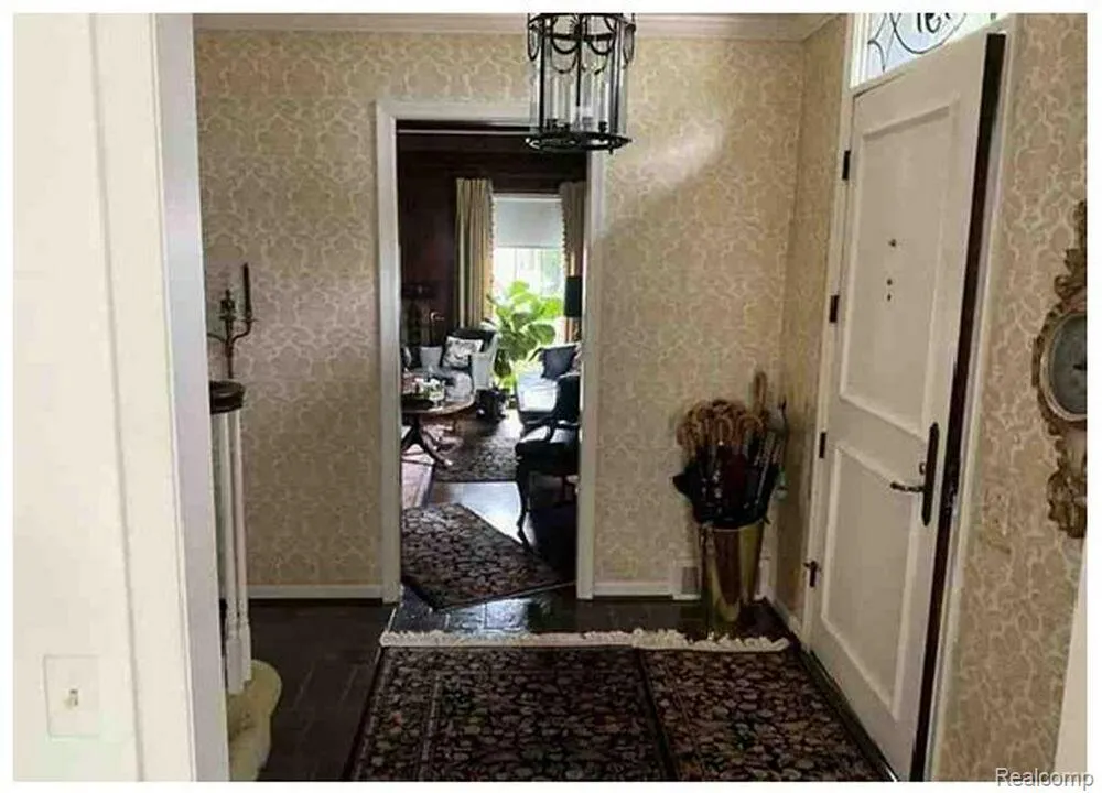 491 Colonial Road Grosse Pointe Woods City, MI 48236