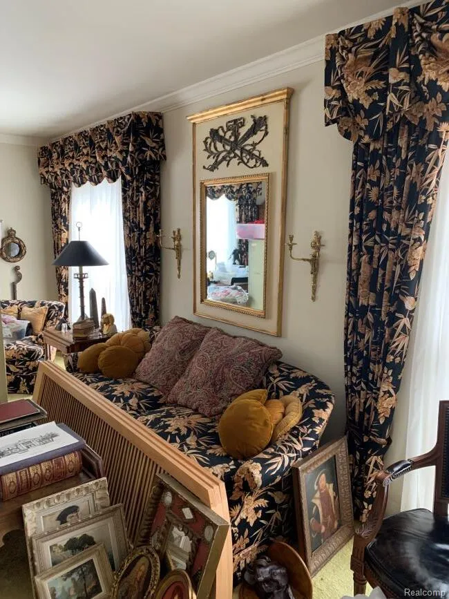 491 Colonial Road Grosse Pointe Woods City, MI 48236