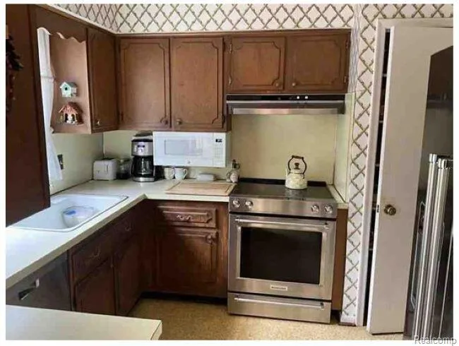 491 Colonial Road Grosse Pointe Woods City, MI 48236