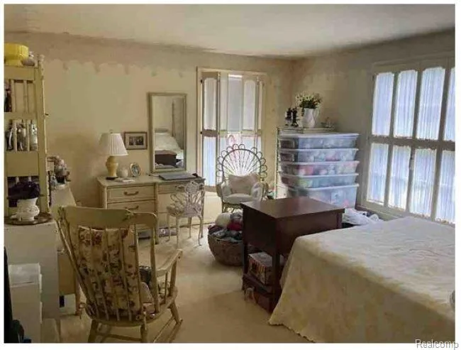 491 Colonial Road Grosse Pointe Woods City, MI 48236