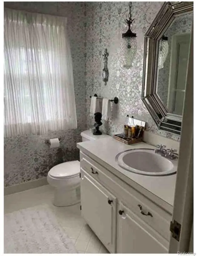 491 Colonial Road Grosse Pointe Woods City, MI 48236
