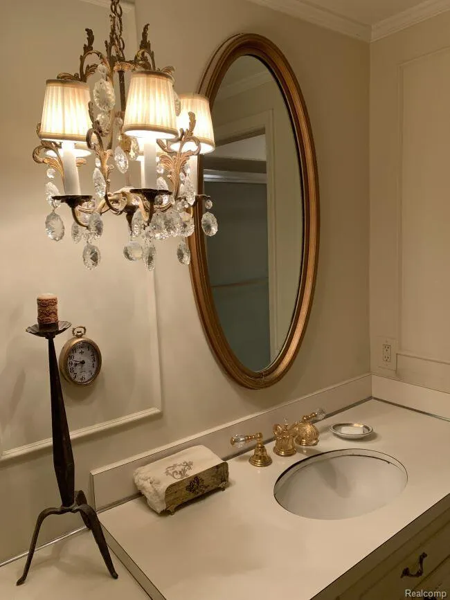 491 Colonial Road Grosse Pointe Woods City, MI 48236