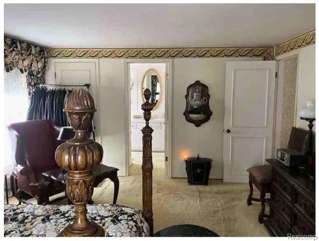 491 Colonial Road Grosse Pointe Woods City, MI 48236