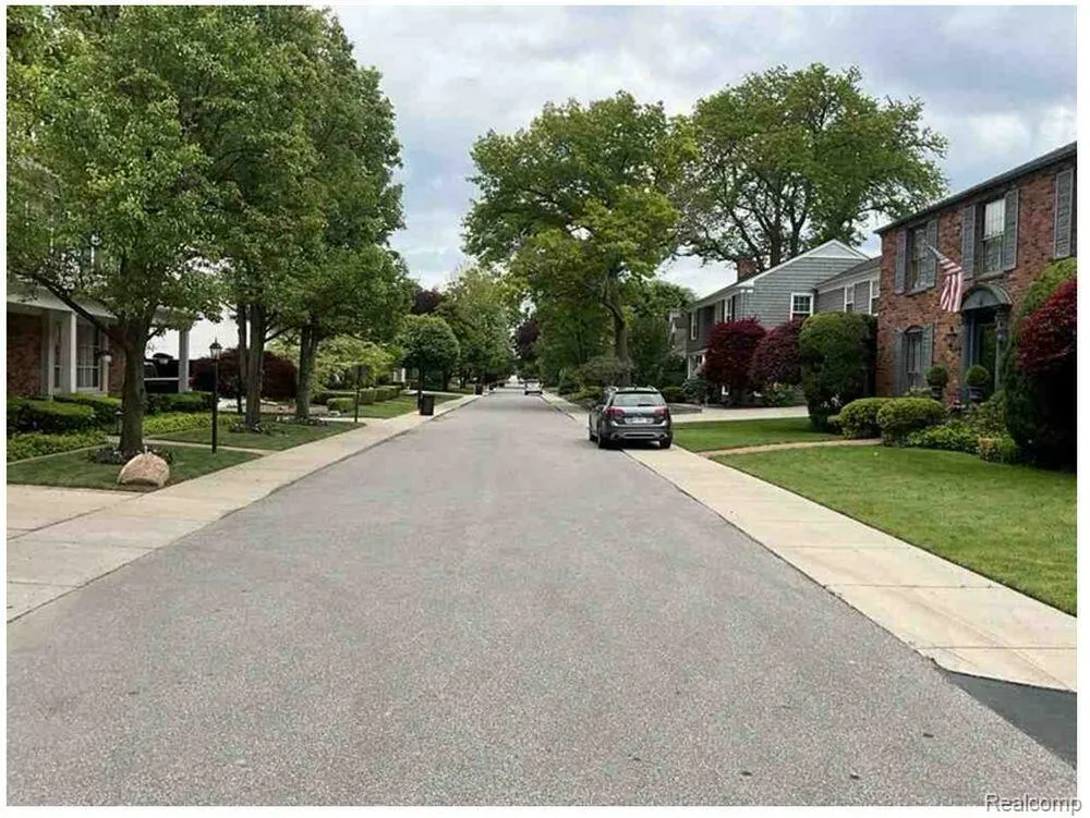491 Colonial Road Grosse Pointe Woods City, MI 48236