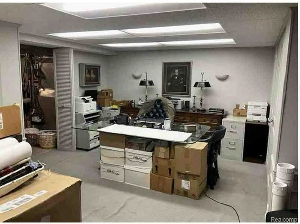 491 Colonial Road Grosse Pointe Woods City, MI 48236