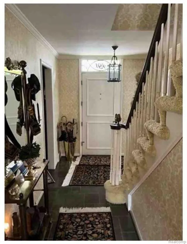 491 Colonial Road Grosse Pointe Woods City, MI 48236
