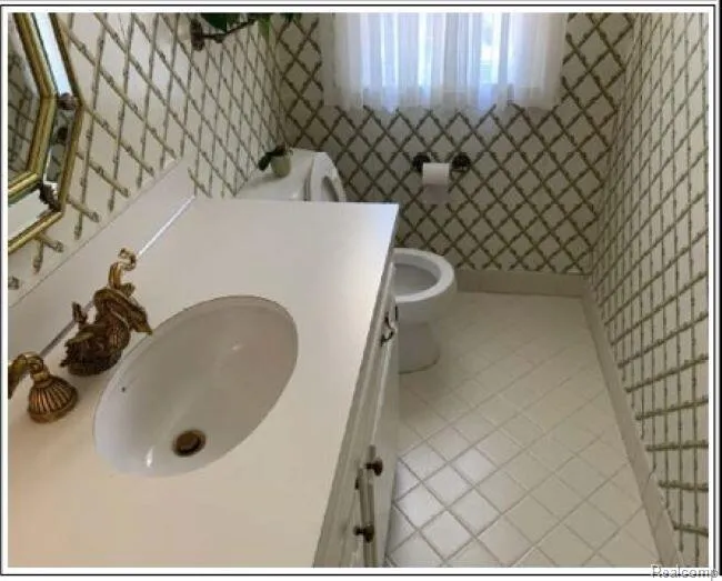 491 Colonial Road Grosse Pointe Woods City, MI 48236