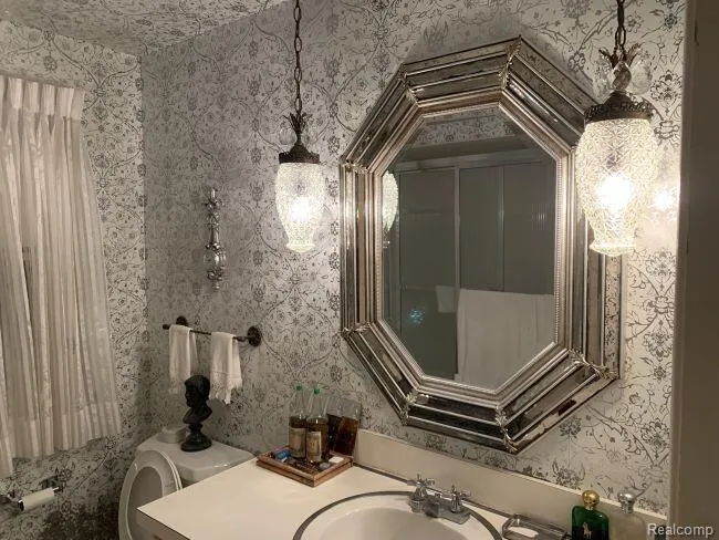 491 Colonial Road Grosse Pointe Woods City, MI 48236