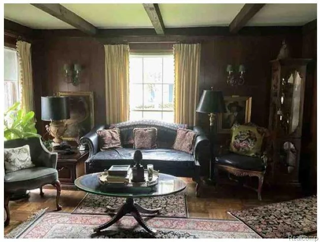 491 Colonial Road Grosse Pointe Woods City, MI 48236