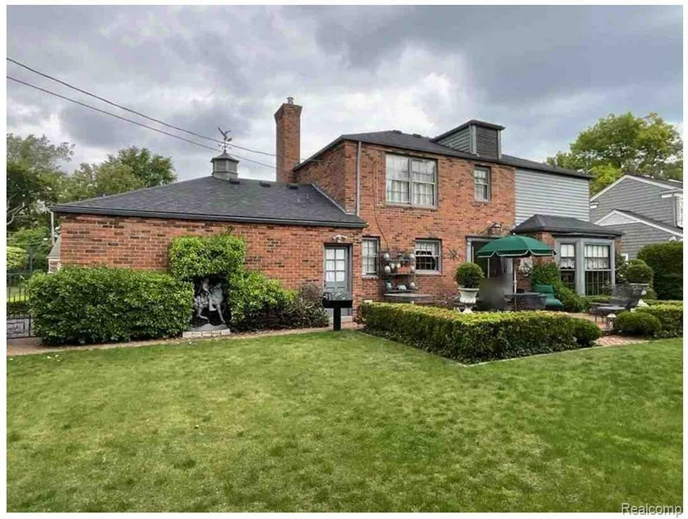 491 Colonial Road Grosse Pointe Woods City, MI 48236