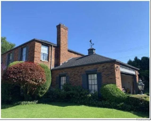 491 Colonial Road Grosse Pointe Woods City, MI 48236