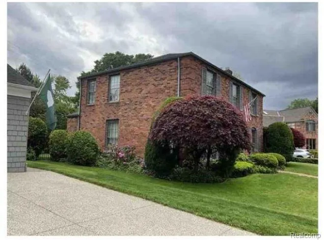 491 Colonial Road Grosse Pointe Woods City, MI 48236