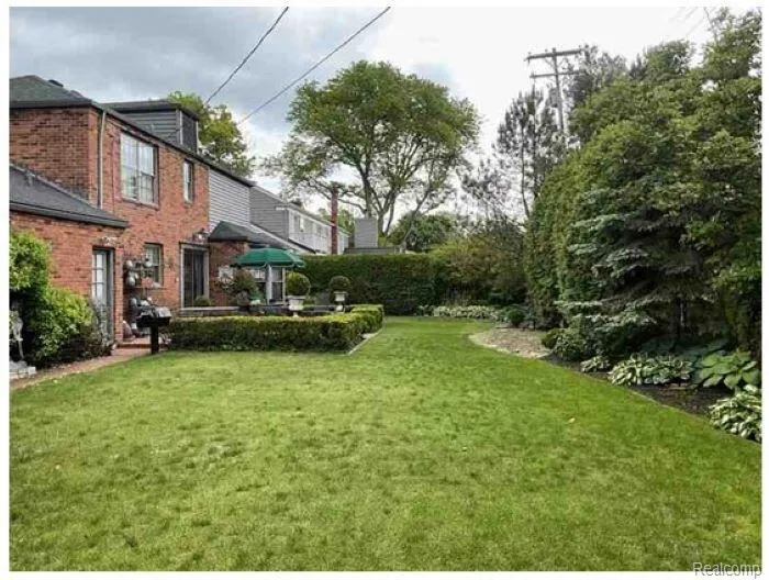 491 Colonial Road Grosse Pointe Woods City, MI 48236