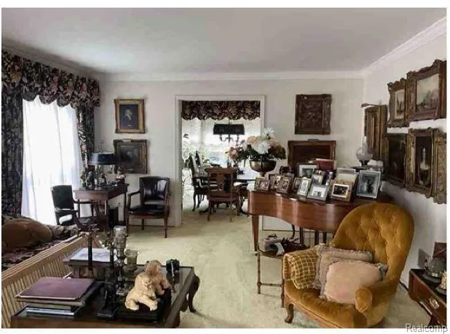 491 Colonial Road Grosse Pointe Woods City, MI 48236