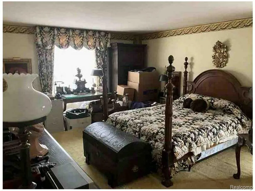 491 Colonial Road Grosse Pointe Woods City, MI 48236