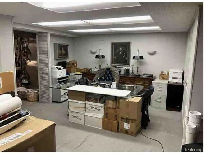 491 Colonial Road Grosse Pointe Woods City, MI 48236
