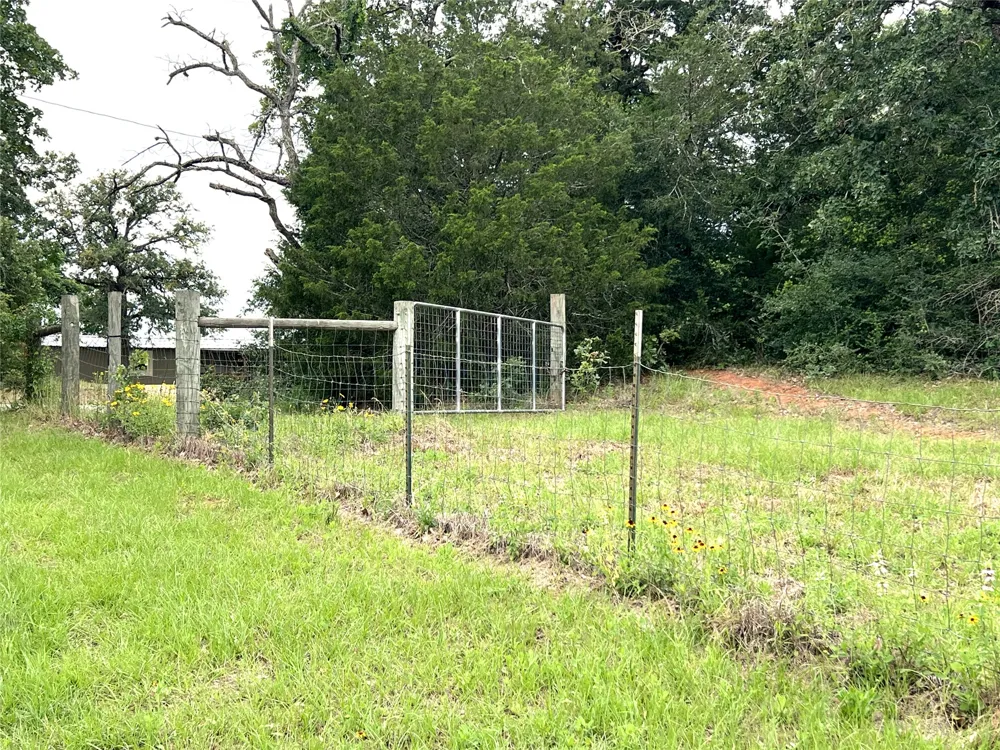 160 Rosanky Cattle Company Road Smithville, TX 78957