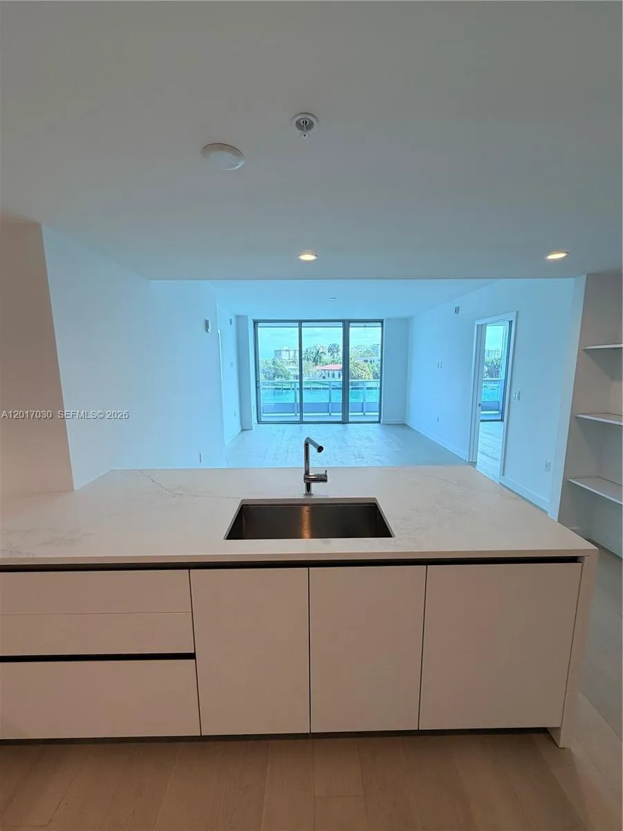 9221 E Bay Harbor Dr #309 Bay Harbor Islands, FL 33154