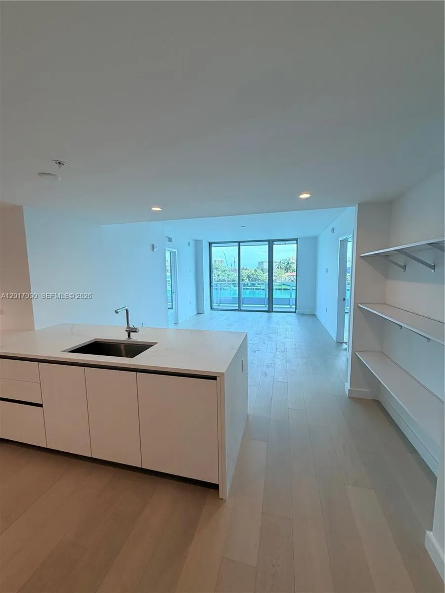 9221 E Bay Harbor Dr #309 Bay Harbor Islands, FL 33154