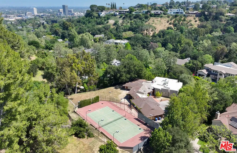 16145 High Valley Place Encino, CA 91436