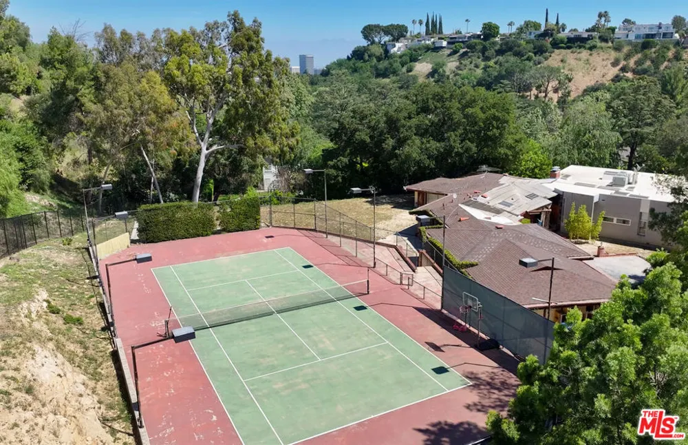 16145 High Valley Place Encino, CA 91436