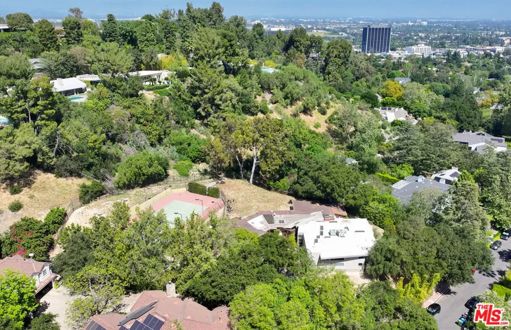 16145 High Valley Place Encino, CA 91436