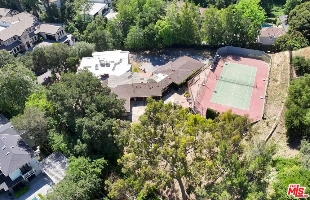 16145 High Valley Place Encino, CA 91436
