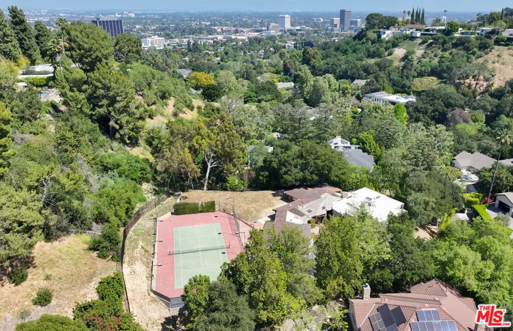 16145 High Valley Place Encino, CA 91436