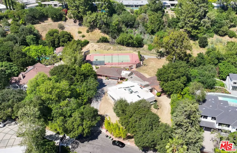 16145 High Valley Place Encino, CA 91436