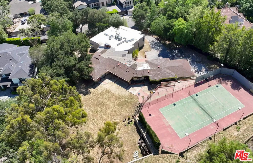 16145 High Valley Place Encino, CA 91436