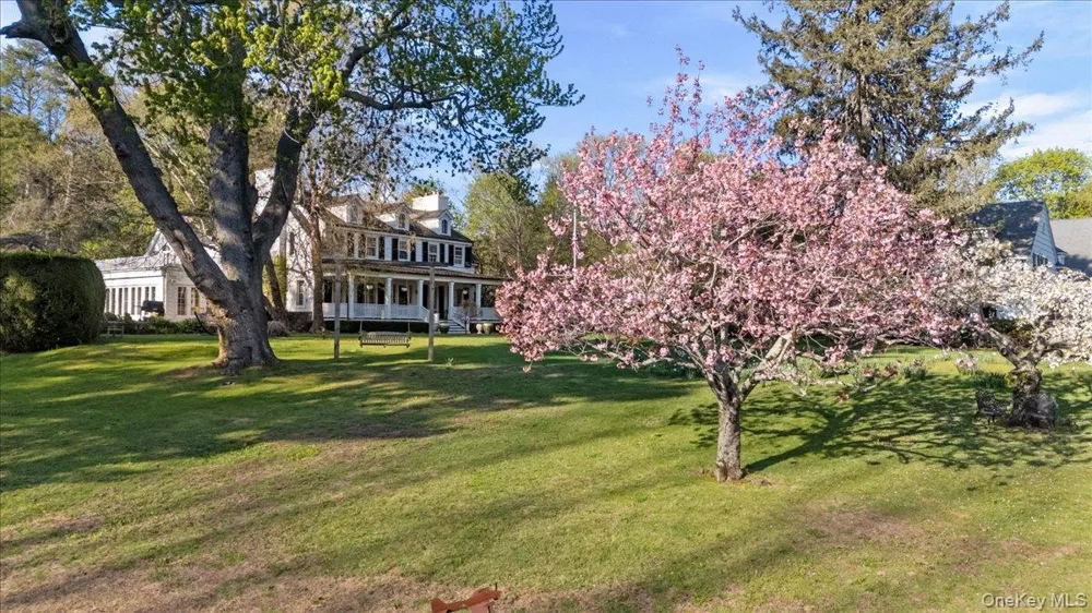4 Roads End Brookville, NY 11545