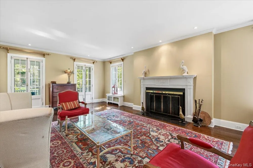 4 Roads End Brookville, NY 11545