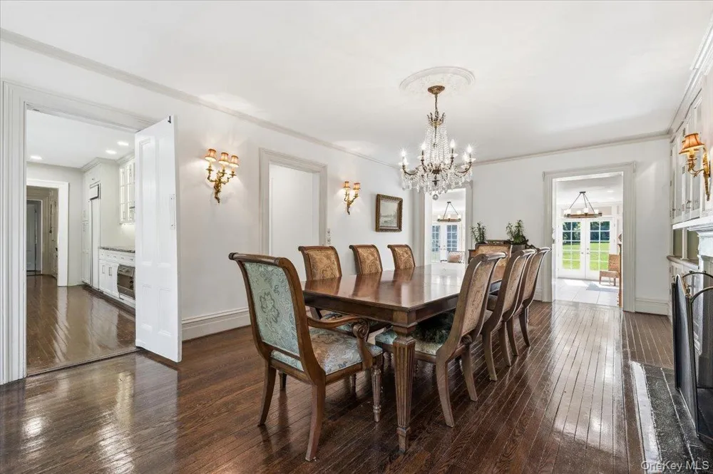 4 Roads End Brookville, NY 11545