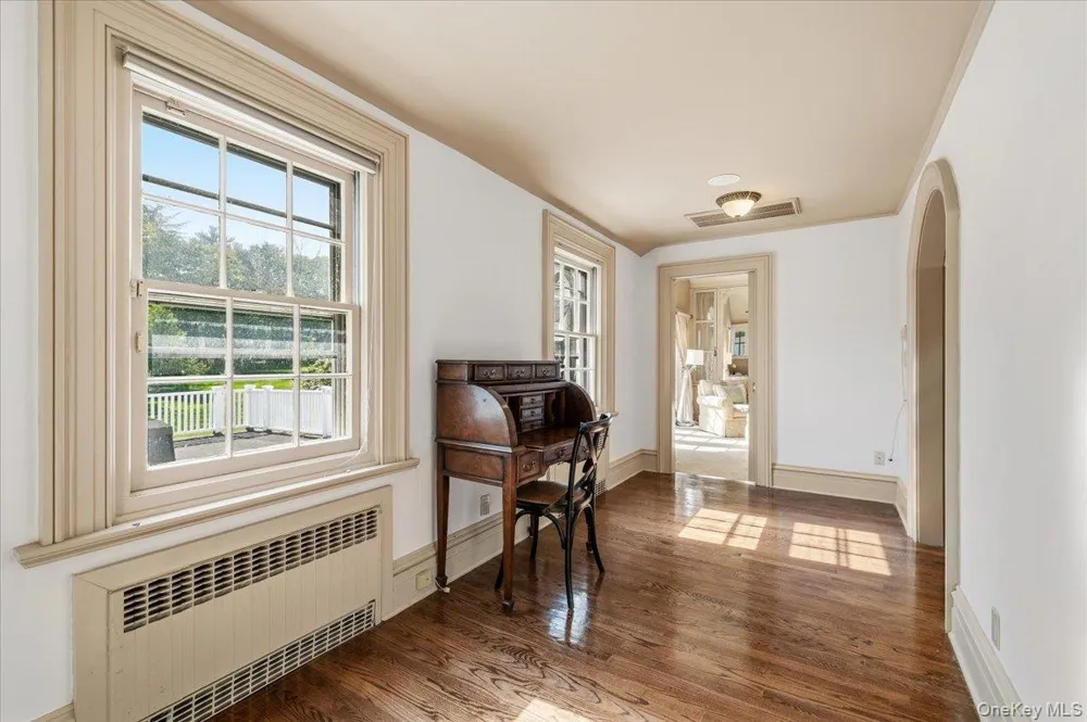 4 Roads End Brookville, NY 11545