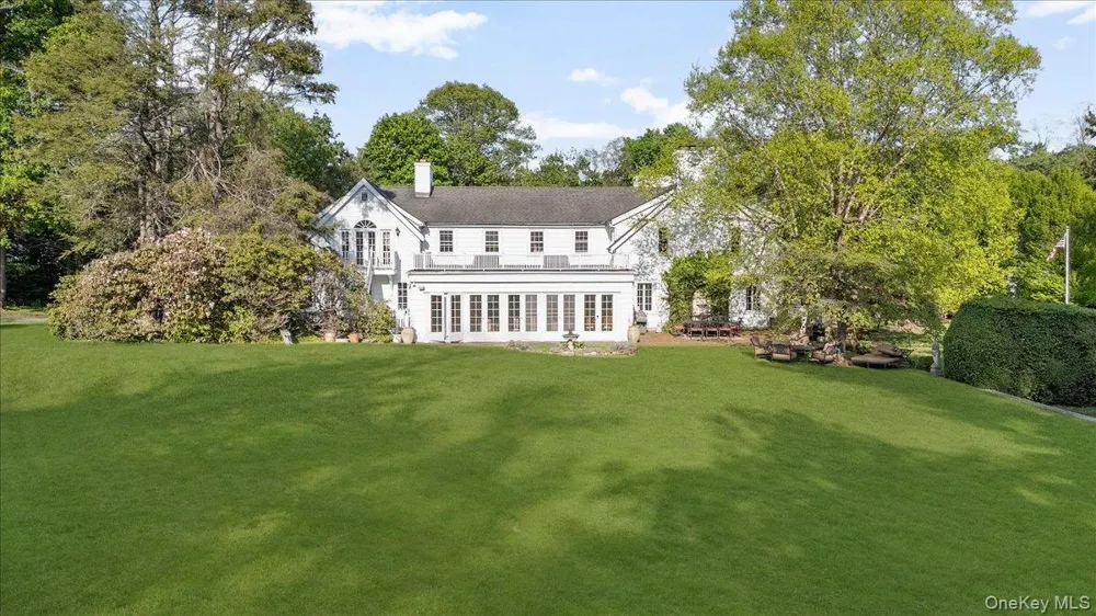 4 Roads End Brookville, NY 11545