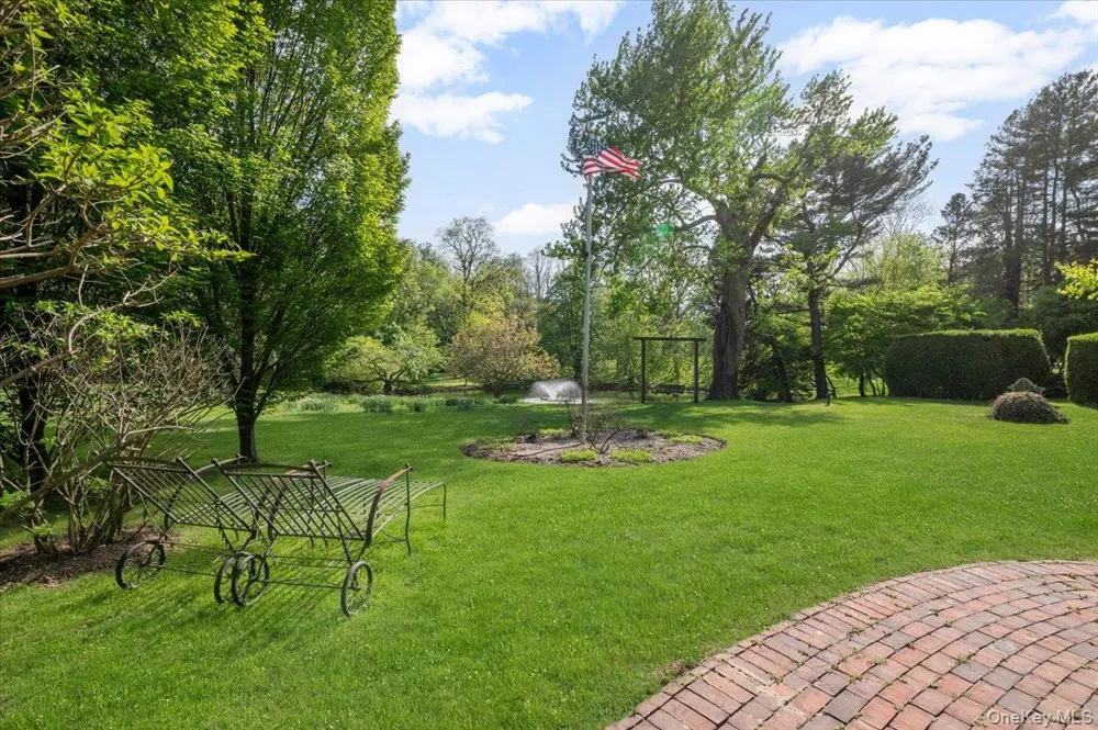 4 Roads End Brookville, NY 11545