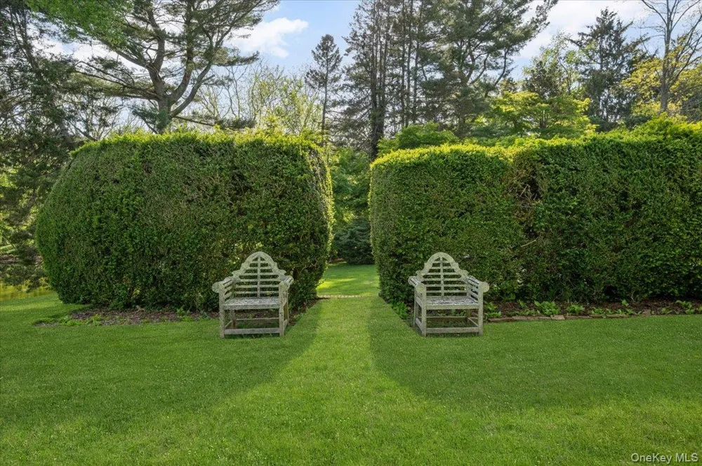 4 Roads End Brookville, NY 11545