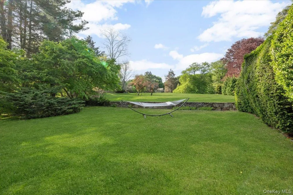 4 Roads End Brookville, NY 11545