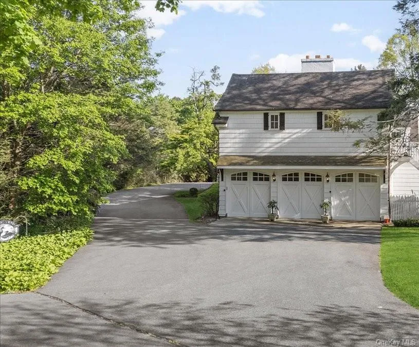 4 Roads End Brookville, NY 11545