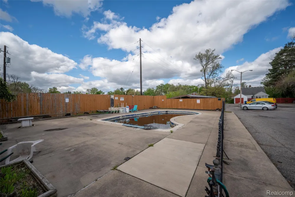 25301 5 Mile Road #227 Redford Charter Township, MI 48239